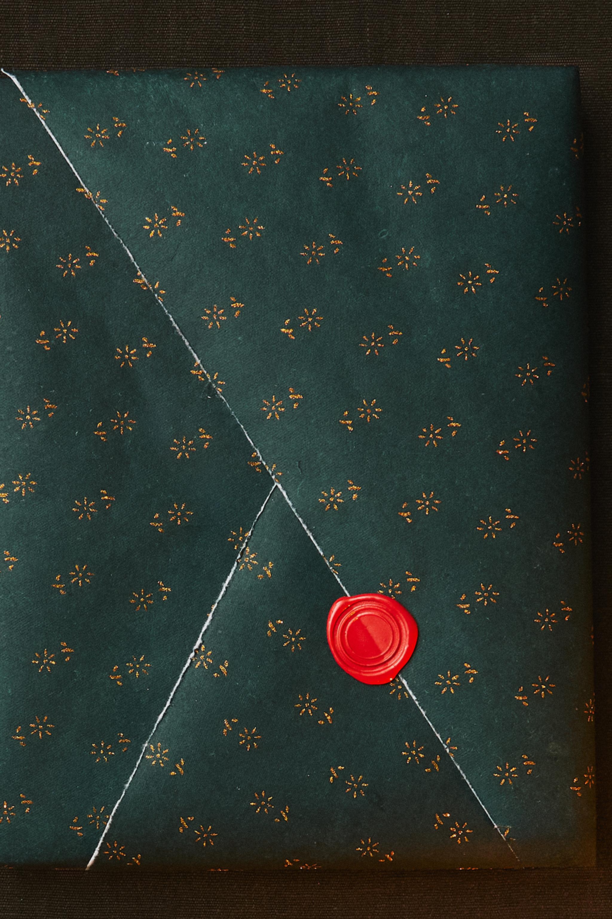 CHRISTMAS GLITTERY FLOWER WRAPPING PAPER